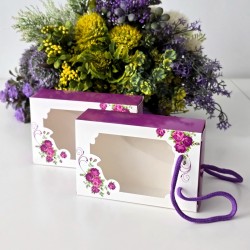 Cutie din carton alb si mov cu fereastra model floral 15cm x 10cm x 4,5cm