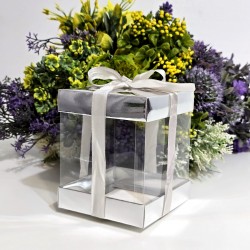 Cutie din plastic transparent cu capac din carton argintiu si funda 12cm x 10cm x 10cm