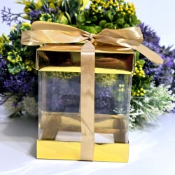 Cutie din plastic transparent cu capac din carton auriu si funda 12cm x 10cm x 10cm