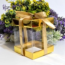 Cutie din plastic transparent cu capac din carton auriu si funda 12cm x 10cm x 10cm
