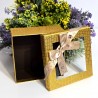 Cutie din carton auriu cu fereastra si funda 19,5cm x 19,5cm x 10cm