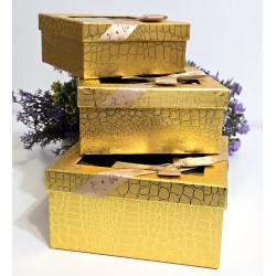 Cutie din carton auriu cu fereastra si funda 19,5cm x 19,5cm x 10cm