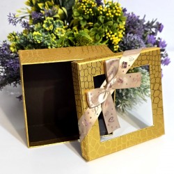 Cutie din carton auriu cu fereastra si funda 17,5cm x 17,5cm x 8cm