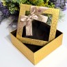 Cutie din carton auriu cu fereastra si funda 17,5cm x 17,5cm x 8cm