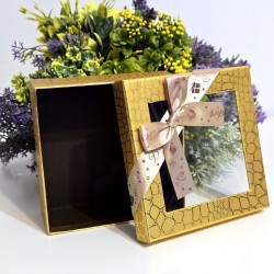 Cutie din carton auriu cu fereastra si funda 15,5cm x 15,5cm x 7cm