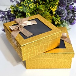 Cutie din carton auriu cu fereastra si funda 15,5cm x 15,5cm x 7cm