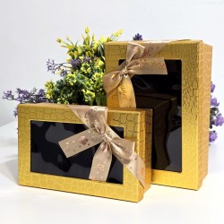 Cutie din carton auriu cu fereastra si funda 19cm x 12cm x 7cm